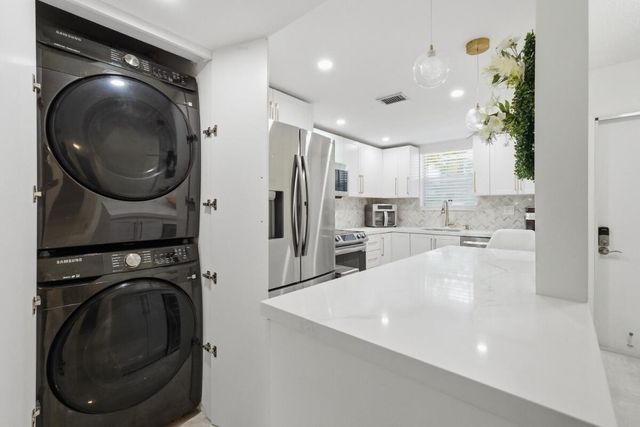 6100 NW 44TH Street 104, Lauderhill, FL 33319
