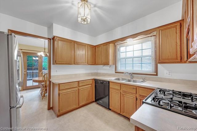 5015 Fox Hill Drive, Sterling Heights, MI 48310