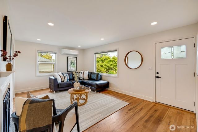 9819 32nd Ave SW, Seattle, WA 98126