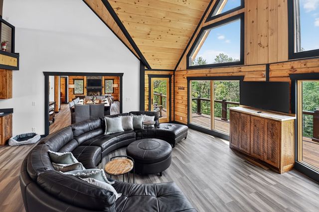 566 Canoe Point, Ellijay, GA 30540