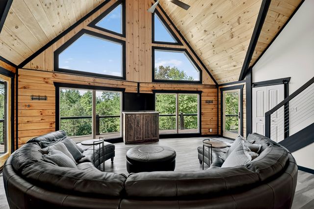 566 Canoe Point, Ellijay, GA 30540