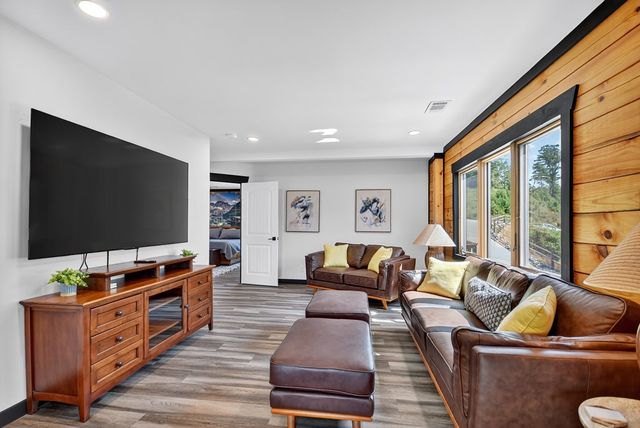 566 Canoe Point, Ellijay, GA 30540