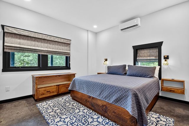 566 Canoe Point, Ellijay, GA 30540