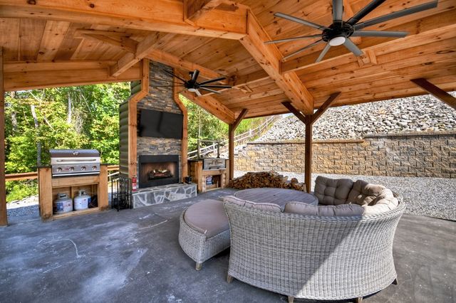 566 Canoe Point, Ellijay, GA 30540