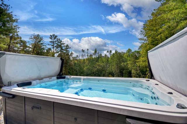 566 Canoe Point, Ellijay, GA 30540