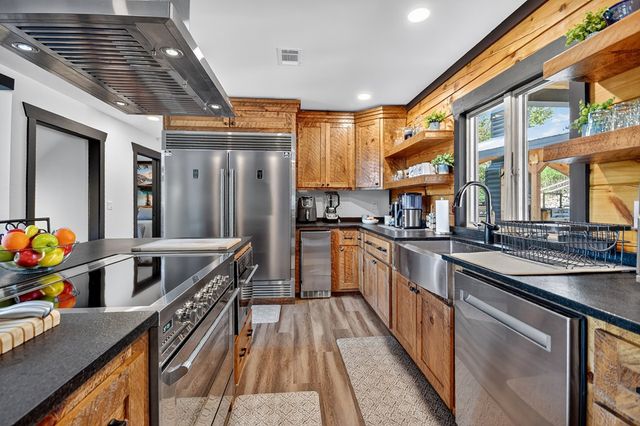 566 Canoe Point, Ellijay, GA 30540