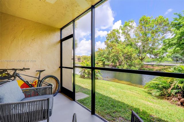 302 Lakeview Dr 105, Weston, FL 33326