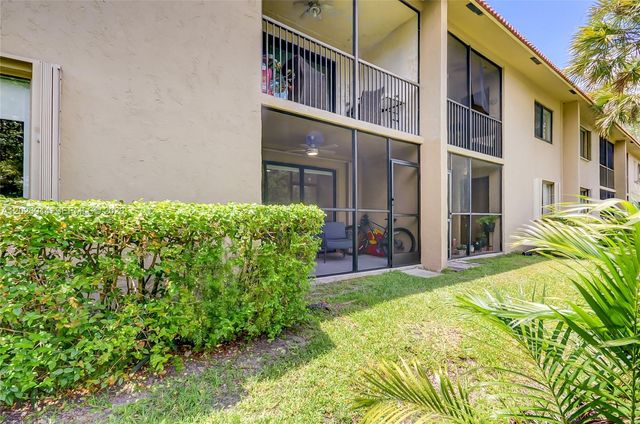 302 Lakeview Dr 105, Weston, FL 33326