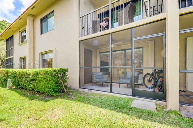 302 Lakeview Dr 105, Weston, FL 33326