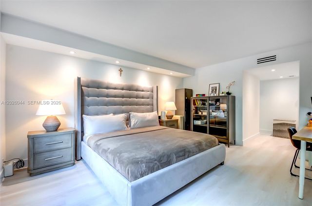 302 Lakeview Dr 105, Weston, FL 33326