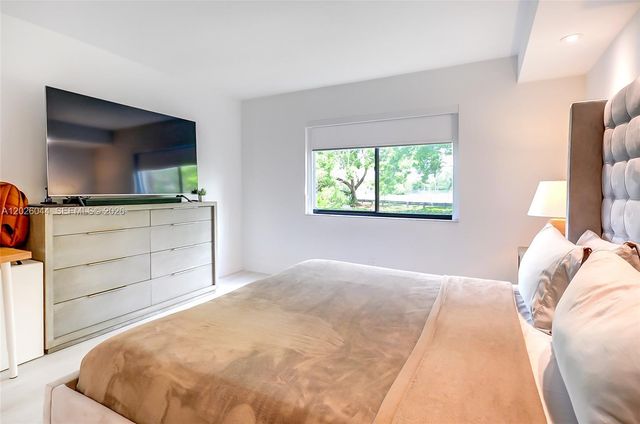 302 Lakeview Dr 105, Weston, FL 33326
