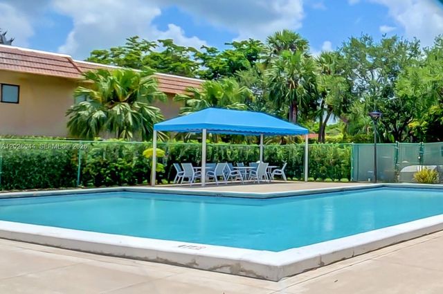 302 Lakeview Dr 105, Weston, FL 33326