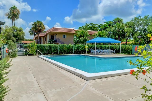 302 Lakeview Dr 105, Weston, FL 33326