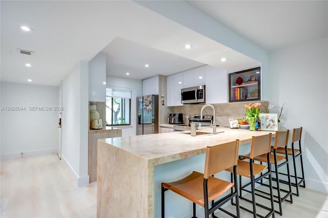 302 Lakeview Dr 105, Weston, FL 33326