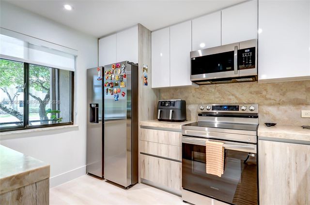 302 Lakeview Dr 105, Weston, FL 33326