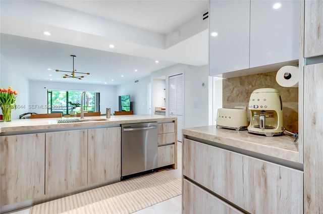 302 Lakeview Dr 105, Weston, FL 33326