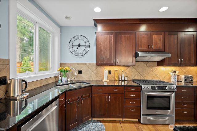 2712 Sunset Court, Steilacoom, WA 98388