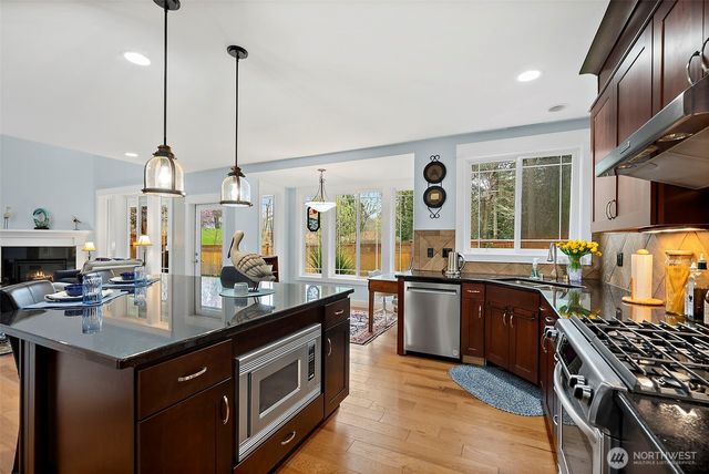 2712 Sunset Court, Steilacoom, WA 98388