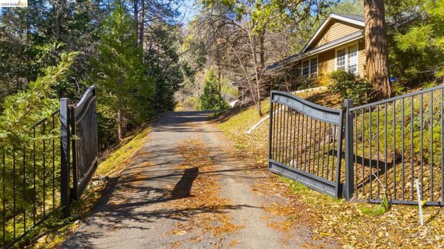 21440 N Tuolumne Rd, Twain Harte, CA 95383