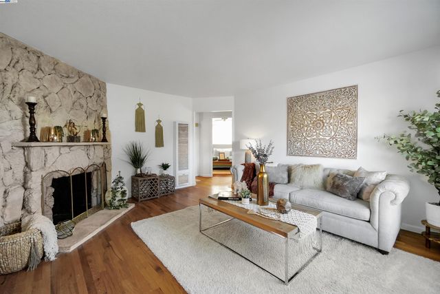 11132 Acalanes Dr, Oakland, CA 94603