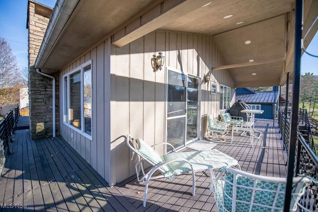 6170 Paradise Drive SW, Sherrodsville, OH 44675