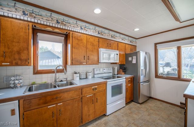 6170 Paradise Drive SW, Sherrodsville, OH 44675