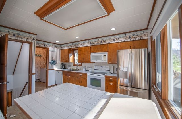 6170 Paradise Drive SW, Sherrodsville, OH 44675