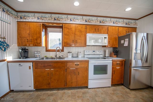 6170 Paradise Drive SW, Sherrodsville, OH 44675