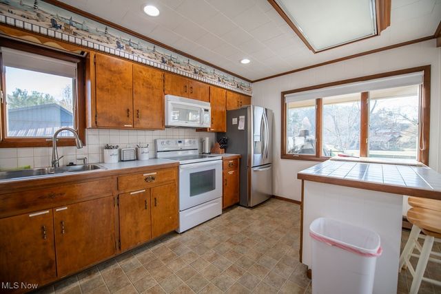 6170 Paradise Drive SW, Sherrodsville, OH 44675