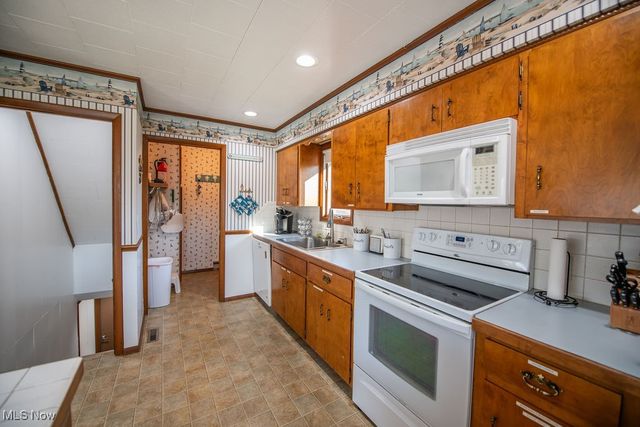 6170 Paradise Drive SW, Sherrodsville, OH 44675