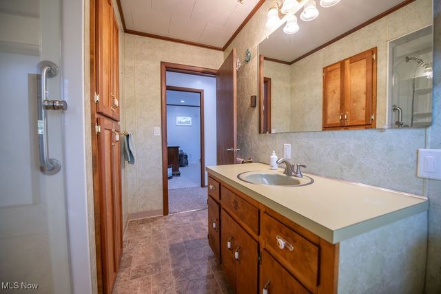 6170 Paradise Drive SW, Sherrodsville, OH 44675