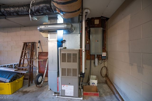 6170 Paradise Drive SW, Sherrodsville, OH 44675