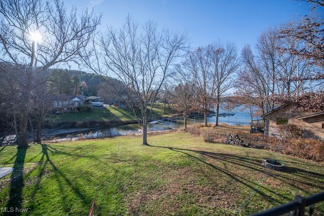 6170 Paradise Drive SW, Sherrodsville, OH 44675