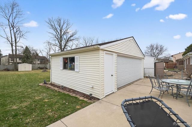 19523 Plumwoode Court, Brownstown, MI 48183