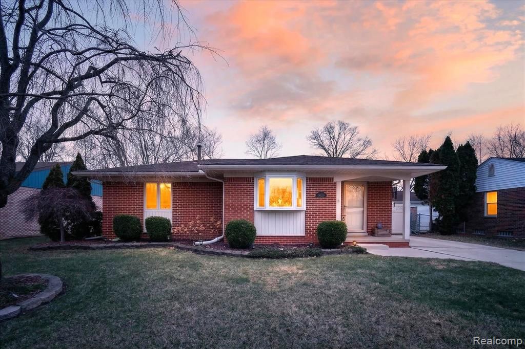 19523 Plumwoode Court, Brownstown, MI 48183