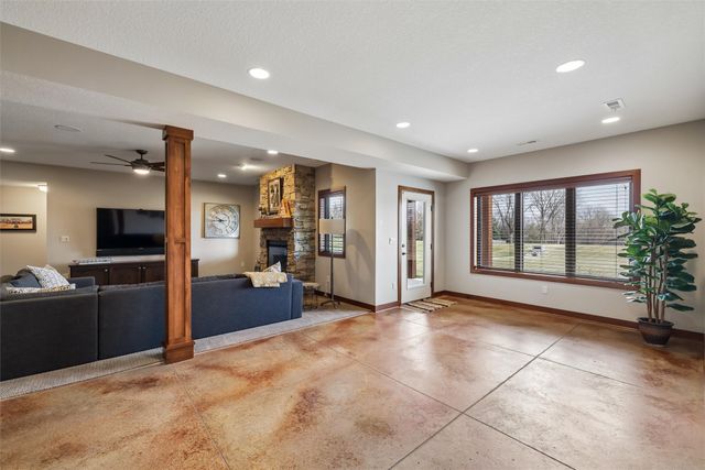 7821 NW 104th Court, Johnston, IA 50131