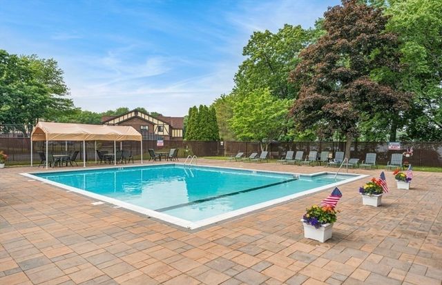 18 Royal Lake Dr 3, Braintree, MA 02184