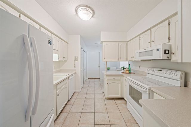 18 Royal Lake Dr 3, Braintree, MA 02184