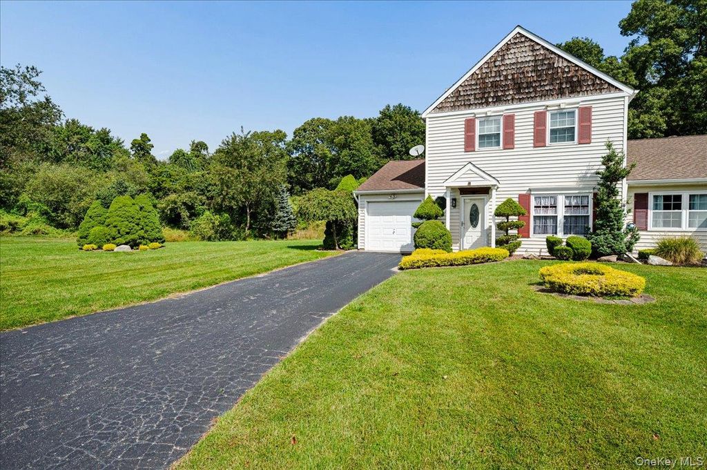 14 Badger Trail, Coram, NY 11727 — photo 2