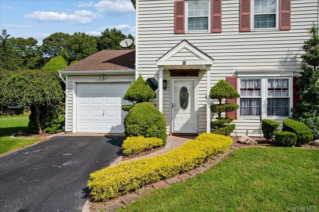 14 Badger Trail, Coram, NY 11727 — photo 3