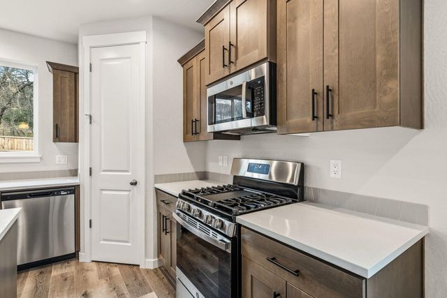 669 Old Waverly Way 20, Eagle Point, OR 97524