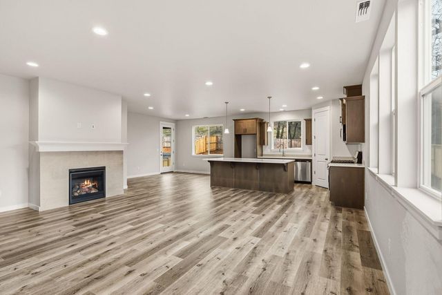 669 Old Waverly Way 20, Eagle Point, OR 97524