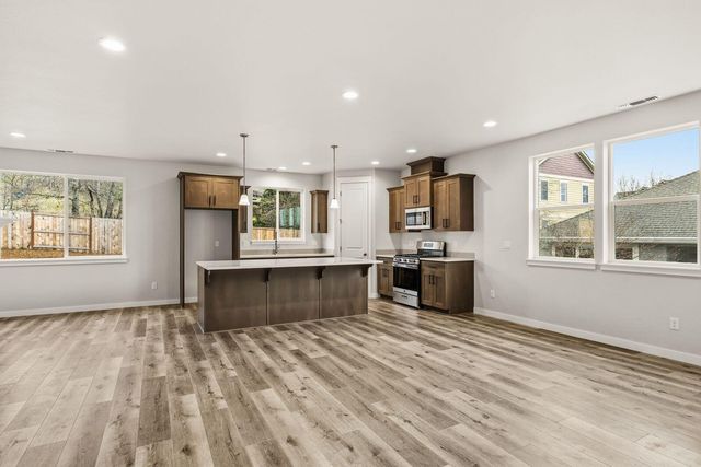 669 Old Waverly Way 20, Eagle Point, OR 97524