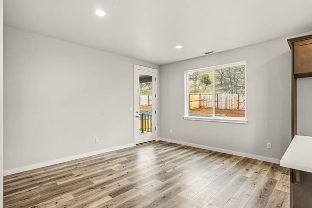 669 Old Waverly Way 20, Eagle Point, OR 97524