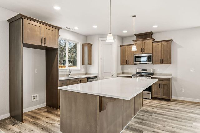 669 Old Waverly Way 20, Eagle Point, OR 97524