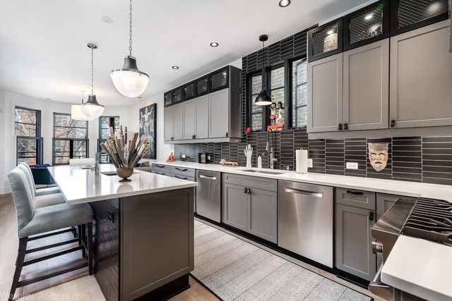 2041 W Cuyler Avenue 1, Chicago, IL 60618