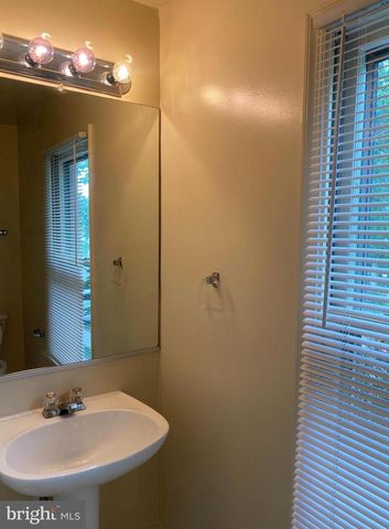 5623 GRESHAM LN, Centreville, VA 20120