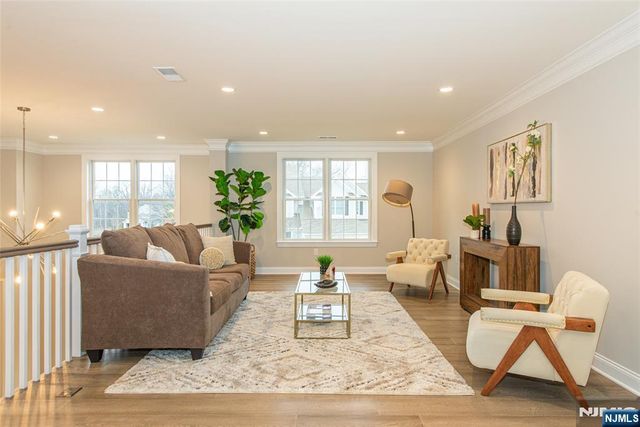 28 Spring Wolf Trail, Franklin Lakes, NJ 07417