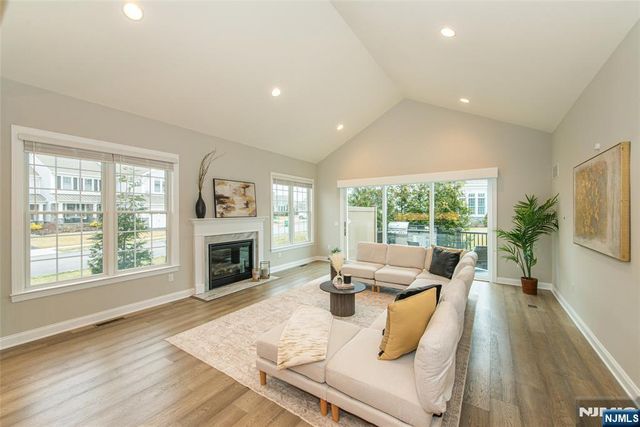 28 Spring Wolf Trail, Franklin Lakes, NJ 07417