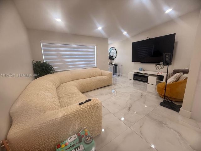 6864 NW 166th Ter 903, Miami Lakes, FL 33014